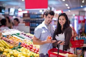 couple faisant du shopping dans un supermarché photo