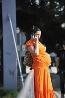 femme enceinte heureuse parlant par téléphone portable photo