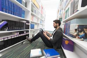 étude des étudiants à la bibliothèque de l'école photo