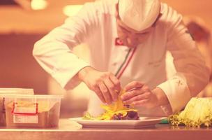 chef servant une salade de légumes photo