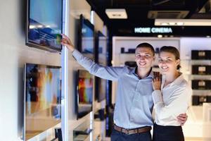 personnes dans un magasin d'électronique photo