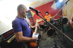 un groupe de musique s'entraîne dans un garage photo