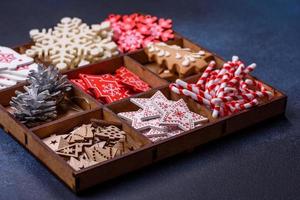 composition de noël avec biscuits au pain d'épice, jouets de noël, pommes de pin et épices photo