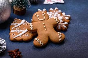 composition de noël avec biscuits au pain d'épice, jouets de noël, pommes de pin et épices photo