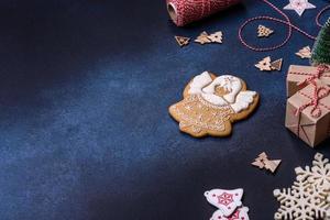 composition de noël avec biscuits au pain d'épice, jouets de noël, pommes de pin et épices photo