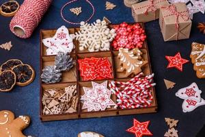 composition de noël avec biscuits au pain d'épice, jouets de noël, pommes de pin et épices photo