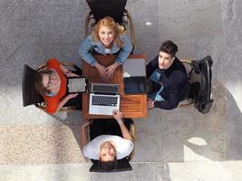 groupe d'étudiants travaillant ensemble sur un projet d'école photo