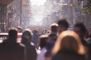 foule de gens marchant dans la rue photo