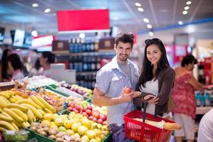 couple faisant du shopping dans un supermarché photo