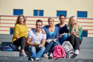 étudiants dehors assis sur les marches photo