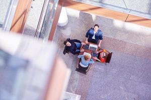 groupe d'étudiants travaillant ensemble sur un projet d'école photo