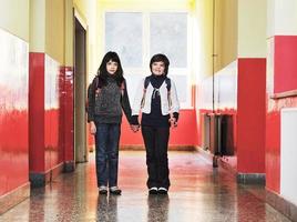 groupe d'enfants heureux à l'école photo