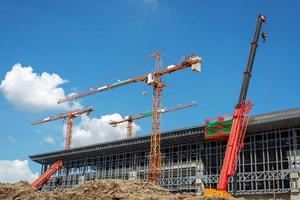 travaux de construction de grues et de bâtiments et ciel bleu photo