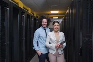 ingénieur montrant la salle des serveurs du centre de données en état de marche à une femme chef photo