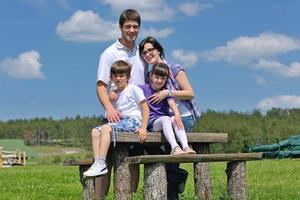 heureuse jeune famille s'amuser à l'extérieur photo