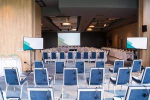 intérieur de la grande salle de conférence moderne photo