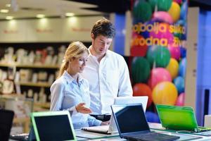 personnes dans un magasin d'électronique photo