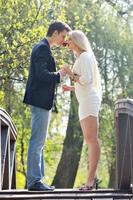 couple romantique amoureux en plein air photo