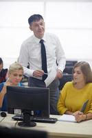 étudiants avec enseignant dans la classe de laboratoire informatique photo