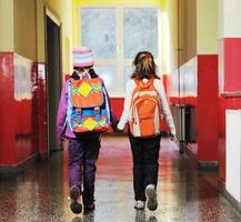 groupe d'enfants heureux à l'école photo