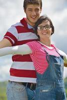 romantique jeune couple amoureux ensemble en plein air photo