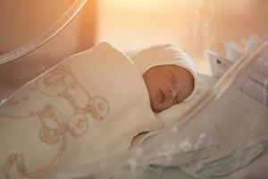 bébé nouveau-né dormant dans son lit à l'hôpital photo