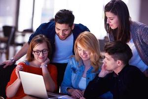 groupe d'étudiants travaillant ensemble sur un projet d'école photo