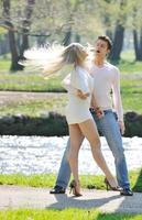 couple romantique amoureux en plein air photo