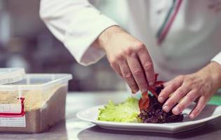 chef servant une salade de légumes photo