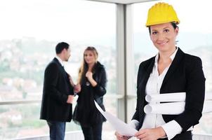 heureux jeune couple achetant une nouvelle maison avec un agent immobilier photo