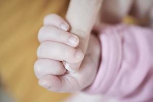 mère joue avec bébé à la maison photo