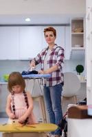 mère et fille passent du temps ensemble à la maison photo