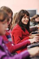 éducation informatique avec les enfants à l'école photo