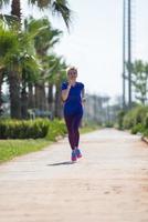 jeune coureuse s'entraînant pour le marathon photo