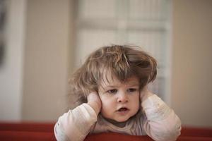 petite fille avec une coiffure étrange et des bigoudis photo