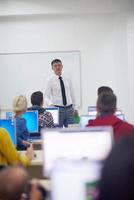 étudiants avec enseignant dans la classe de laboratoire informatique photo