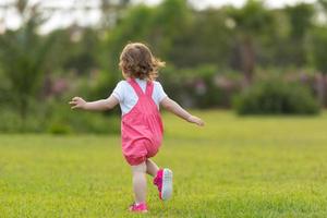 petite fille passe du temps dans le jardin photo