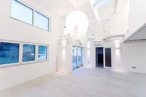 suède, 2022 - intérieur d'un appartement à deux niveaux à espace ouvert moderne et élégant vide photo