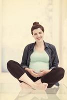 femme enceinte assise sur le sol photo