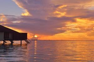 coucher de soleil sur la plage tropicale photo