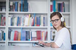 étudiant à la bibliothèque photo