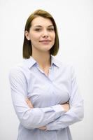 photo de portrait d'une belle femme d'affaires blonde debout avec les bras croisés sur fond blanc isolé.