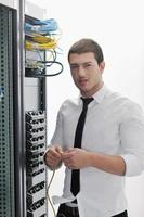 jeune ingénieur informatique dans la salle des serveurs du centre de données photo