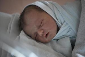 bébé nouveau-né dormant dans son lit à l'hôpital