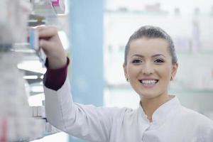 pharmacien chimiste femme debout en pharmacie pharmacie photo