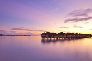 coucher de soleil sur la plage tropicale photo