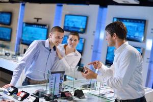 personnes dans un magasin d'électronique photo