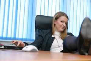 .femme d'affaires relaxante avec ses pieds sur le bureau photo