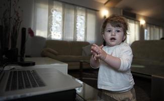 adorable mignonne belle petite fille jouant avec des jouets à la maison photo