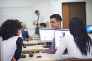 groupe d'étudiants en classe de laboratoire informatique photo